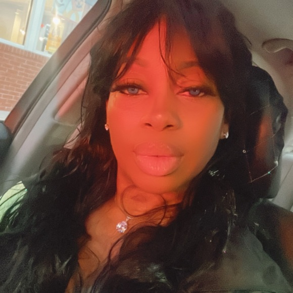 Meet your Posher, Demetrice - Picture 3 of 4